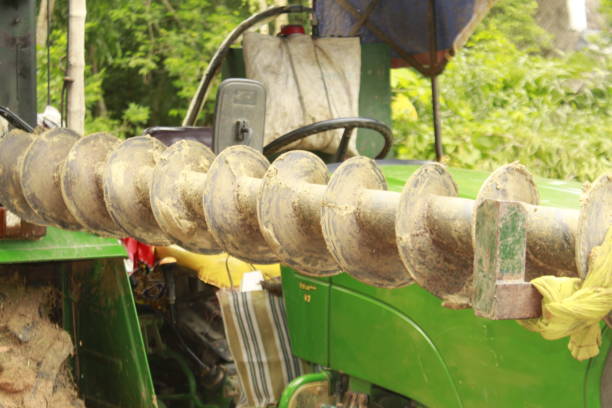 plate-forme de forage de terre montée de tracteur. - borehole construction environment boredom photos et images de collection