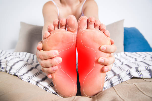 le gambe della donna fanno male, dolore ai piedi, massaggio dei piedi femminili - pain physical injury human leg human muscle foto e immagini stock