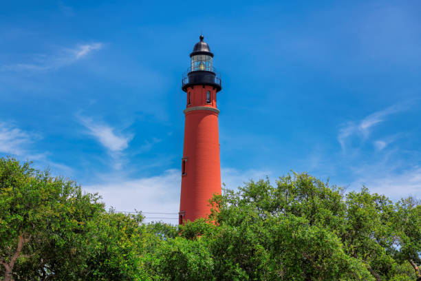 ponce de leon lighthouse, daytona beach, florida. - meeresarm stock-fotos und bilder