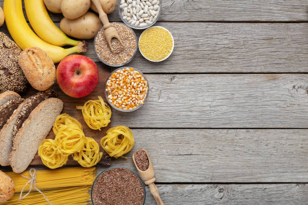 grupo de alimentos integrales y de carbohidratos en la madera - carbohidrato fotografías e imágenes de stock