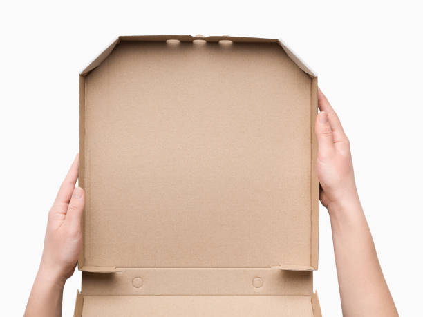 mani del corriere che tengono la scatola vuota della pizza per la consegna - pizza one person service human hand foto e immagini stock