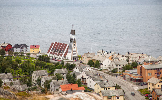 ノルウェー北部の教会とのハンマーフェスト - hammerfest ストックフォトと画像