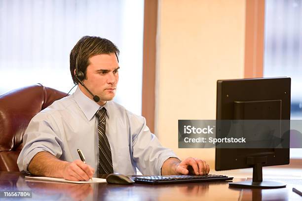 Gut Aussehender Junger Mann In Seinem Büro Stockfoto und mehr Bilder von Am Telefon - Am Telefon, Anzug, Arbeiten