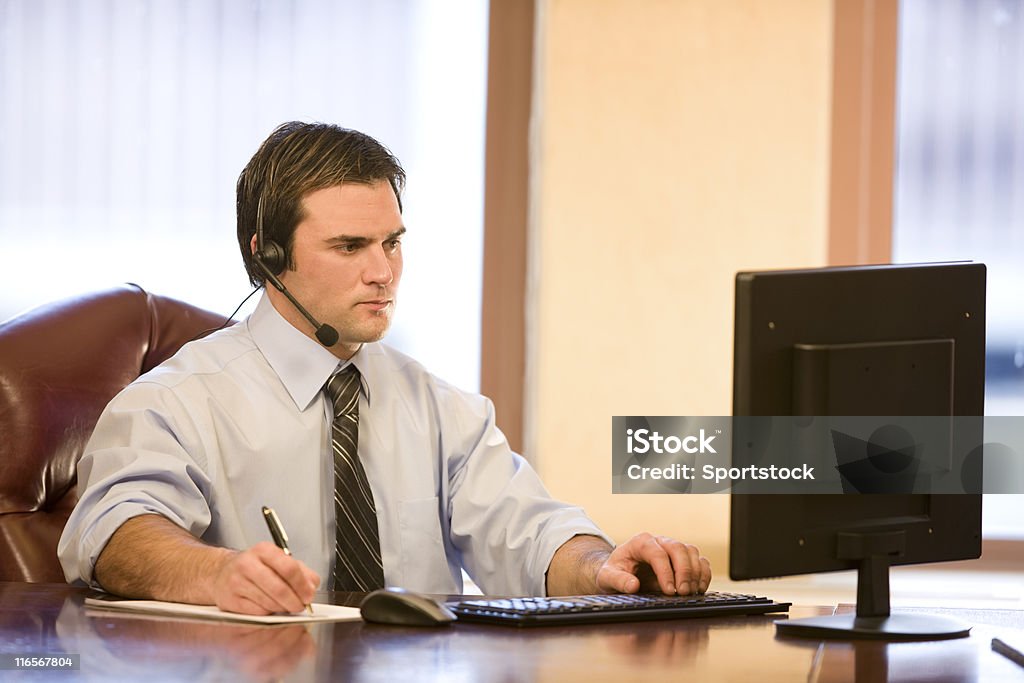 Beau jeune homme dans son bureau - Photo de Adulte libre de droits