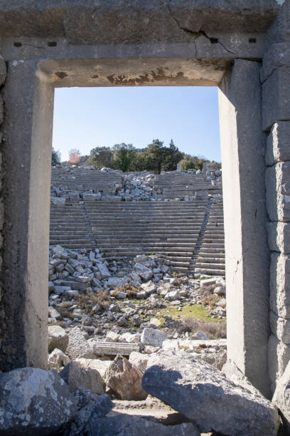 termessos ciudad antigua - roman antalya turkey restoring fotografías e imágenes de stock