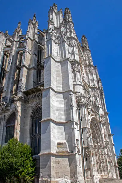 Shooting of the cathedral of Beauvais built between 1225 and 1567, In Gothic style with the highest Gothic choir in the world (48.50m), at zoom 18/135, 200 iso, f 20, 1/160 second