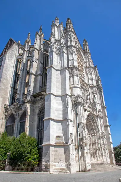 Shooting of the cathedral of Beauvais built between 1225 and 1567, In Gothic style with the highest Gothic choir in the world (48.50m), at zoom 18/135, 200 iso, f 20, 1/160 second