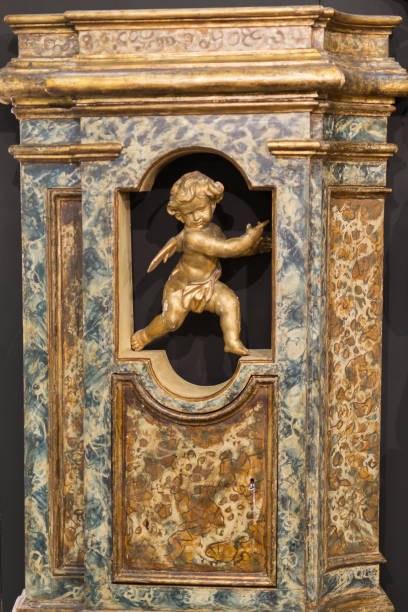 piccola statua di un bambino angelo d'oro: scultura classica - sculpture statue cupid gold foto e immagini stock