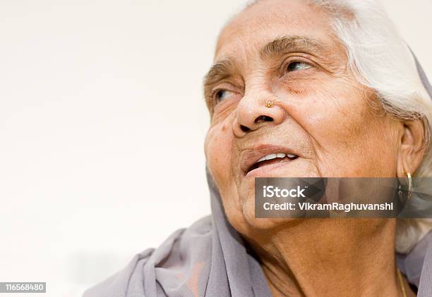 Senior Mujer India Lady Hembra Foto de stock y más banco de imágenes de 70-79 años - 70-79 años, 80-89 años, Adulto