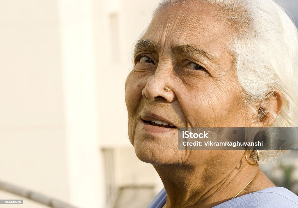 Retrato de ar livre sênior mulher alegre asiáticos/indianos lady feminino - Foto de stock de 70 anos royalty-free