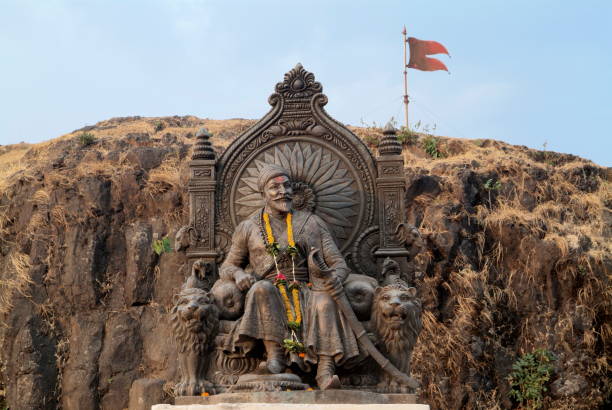 statue of king shivaji at raigad fort, maharashtra, india - maratha imagens e fotografias de stock