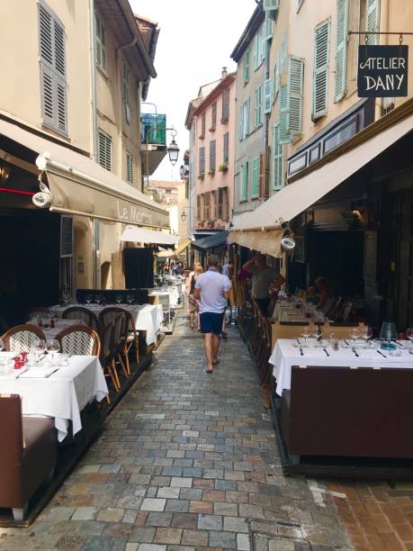 cannes francia città vecchia ristoranti caffè persone shopping porto mare croisette viaggio vacanze estive - city of nice restaurant france french riviera foto e immagini stock