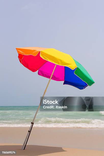 パラソルのビーチ - まぶしいのストックフォトや画像を多数ご用意 - まぶしい, カラフル, カラー画像