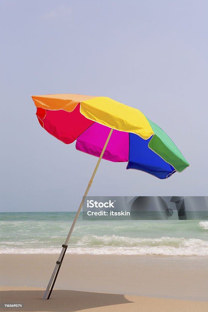 Sun Зонтик на пляже - Стоковые фото Без людей роялти-фри