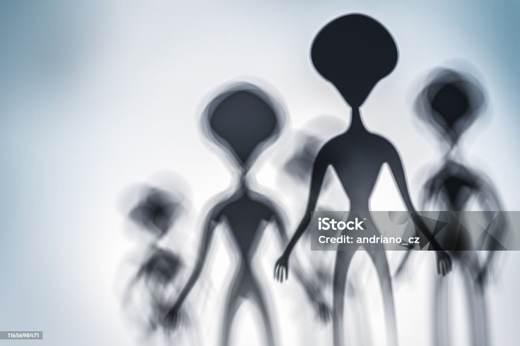 Silhouetten van griezelige aliens en helder licht achter hen - Royalty-free Buitenaards wezen Stockfoto