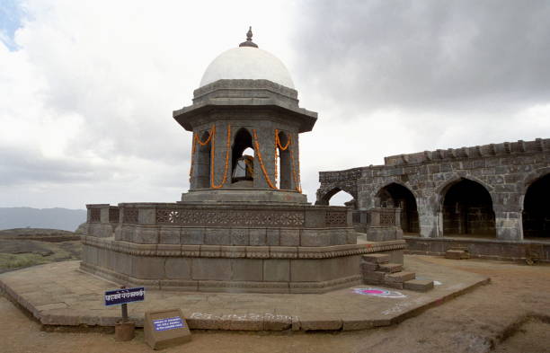 shivaji"u2019s samadhi at raigad fort, maharashtra, india - maratha imagens e fotografias de stock