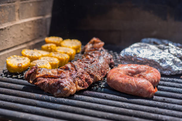아르헨티나 전통 바비큐와 우루과이 바비큐를 가까이에서 즐기세요. - argentina barbecue grill steak barbecue 뉴스 사진 이미지