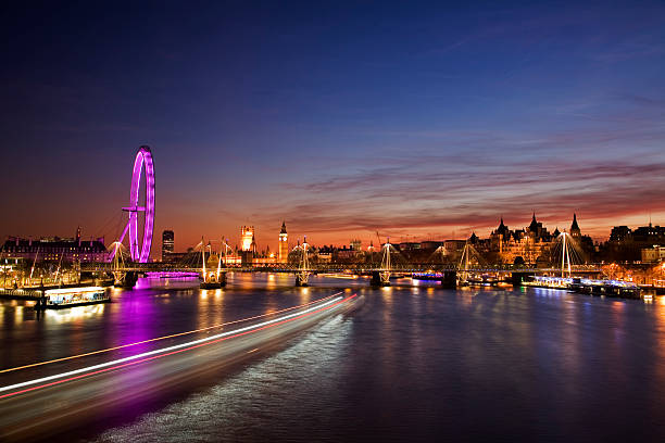 westminster (londres) au coucher du soleil - tour victoria photos et images de collection