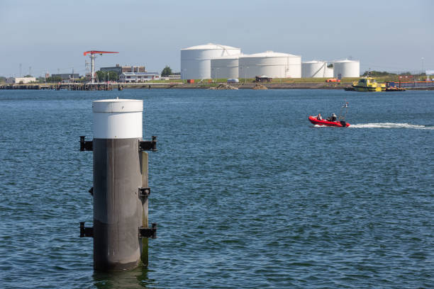 porto olandese vlissingen con dissuasore in acciaio e serbatoi di stoccaggio dell'olio - oil storage tank storage compartment fuel and power generation foto e immagini stock