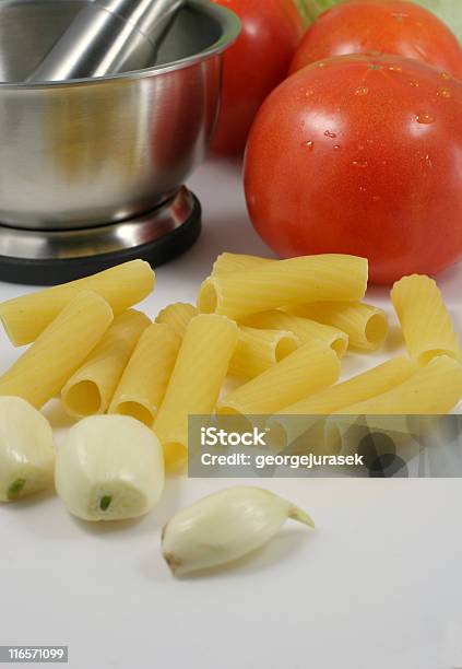 Photo libre de droit de Pilon Et Mortier banque d'images et plus d'images libres de droit de Ail - Légume à bulbe - Ail - Légume à bulbe, Aliment, Cuisine italienne