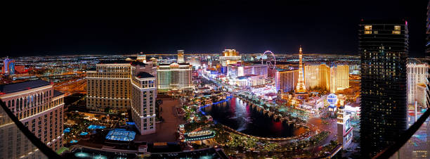 vista aérea de la franja de las vegas por la noche en nevada - las vegas metropolitan area skyline panoramic the las vegas strip fotografías e imágenes de stock