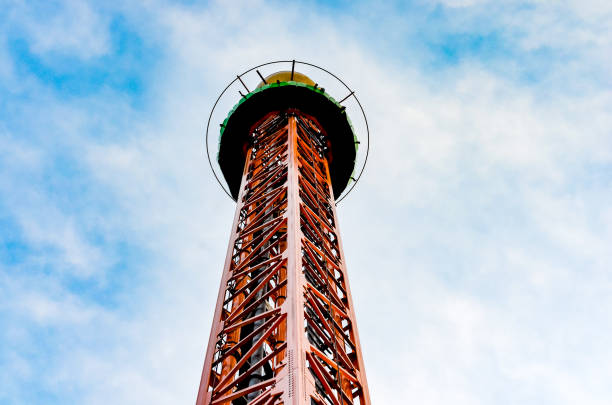vista de primer plano de la torre de caída de hierro vertical o gran caída en un parque de atracciones contra el cielo azul. - freefall fotografías e imágenes de stock