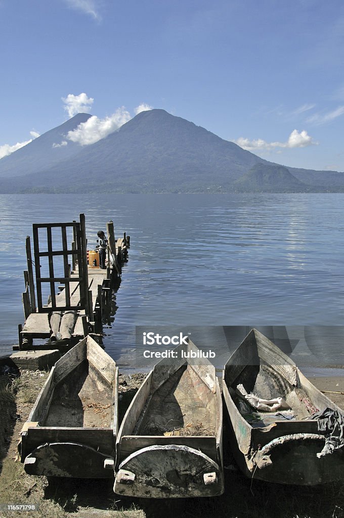 Bateaux traditionnels en bois près du Lac Atitlan en ville Panajachel, Guatemala - Photo de Guatemala libre de droits