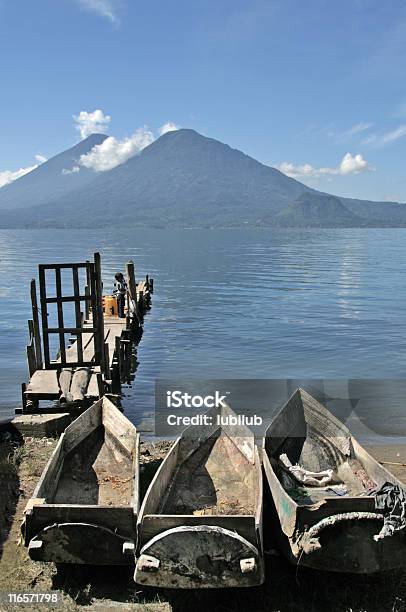 Photo libre de droit de Bateaux Traditionnels En Bois Près Du Lac Atitlan En Ville Panajachel Guatemala banque d'images et plus d'images libres de droit de Guatemala