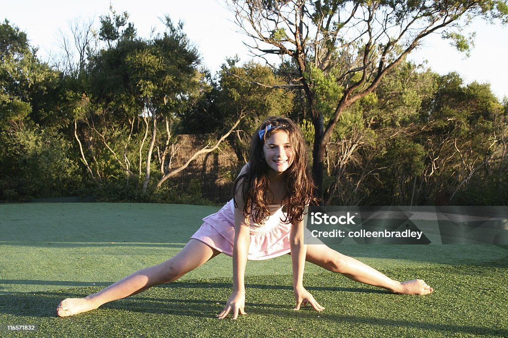 Jeune fille faire de l'exercice - Photo de Adolescent libre de droits