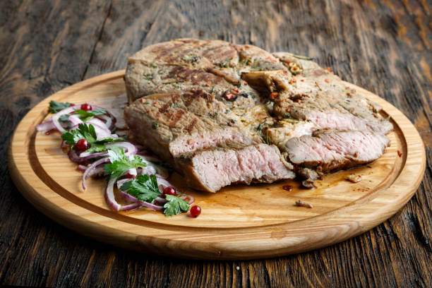 bifteck de bœuf grillé moyen rare ribeye - round of beef photos et images de collection