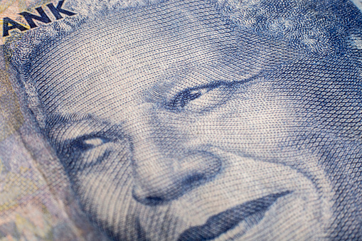La cara de Nelson Mandela en una nota de 100 Rand photo