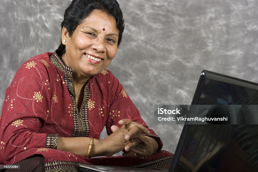 Mujer India asiática mujer senior femenino con portátil - Foto de stock de 60-69 años libre de derechos