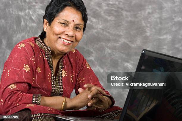 Mujer India Asiática Mujer Senior Femenino Con Portátil Foto de stock y más banco de imágenes de 60-69 años