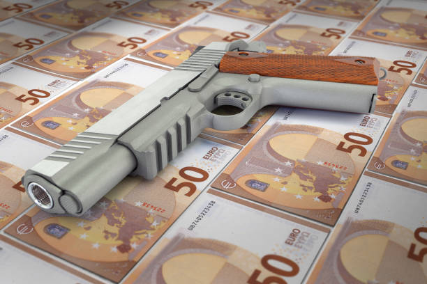 euro billetes corrupción y armas - gun currency crime mafia fotografías e imágenes de stock
