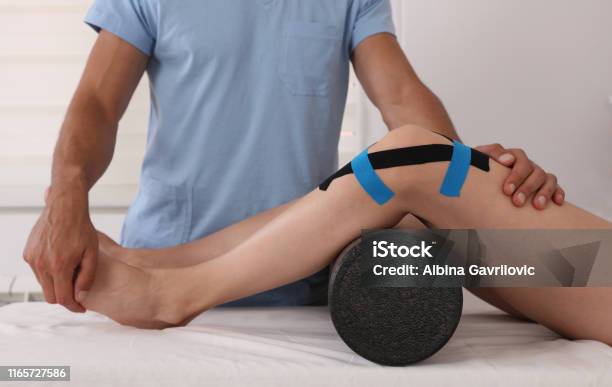 Therapeut Behandelt Knie Der Sportlerin Weibliche Patientin Physiotherapie Verletzungsrehabilitation Stockfoto und mehr Bilder von Meniskus