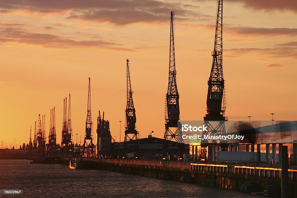Southampton doki o zachodzie słońca - Zbiór zdjęć royalty-free (Southampton - England)