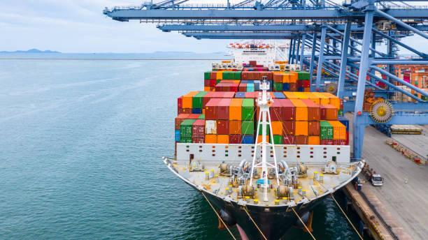 cargo ship terminal, loskraan van cargo ship terminal, industriële haven met containers en containerschip. - container ship stockfoto's en -beelden