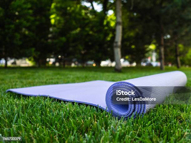 Hoelahoep racket Kip Yoga Or Fitness Mat Mat For Sports On The Green Grass In The Park Stock  Photo - Download Image Now - iStock