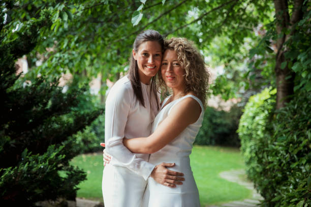 noivas bonitas felizes - homosexual couple lesbian wedding homosexual - fotografias e filmes do acervo