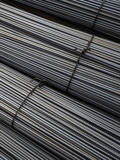 新しい建設継手、有線。コンクリート構造物の補強のための銀色の鋼鉄棒。建設現場 - ferro ストックフォトと画像