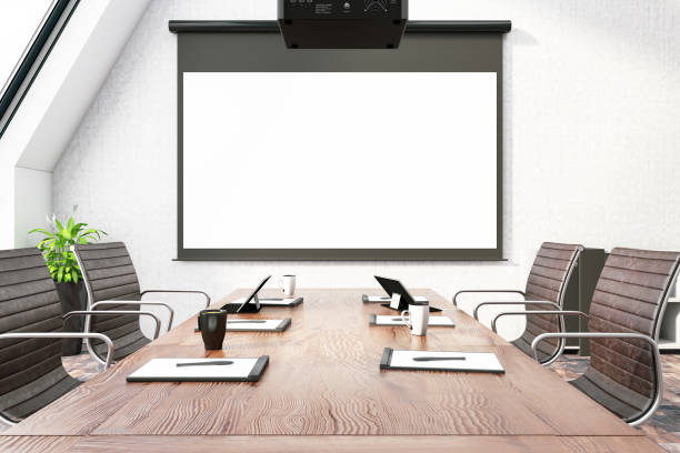 sala konferencyjna z pustym ekranem projekcyjnym - ekran projekcyjny urządzenie projekcyjne zdjęcia i obrazy z banku zdjęć
