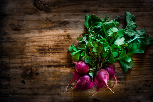 świeża organiczna czerwona rzodkiewka martwa natura - radish bunch red vegetable zdjęcia i obrazy z banku zdjęć