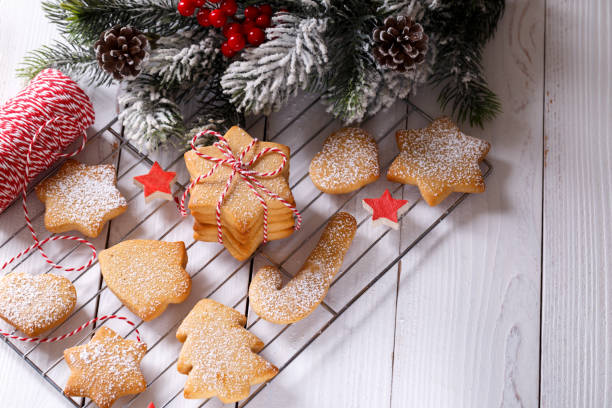 uma pilha de bolinhos do shortbread do gingerbread do natal - shortbread - fotografias e filmes do acervo