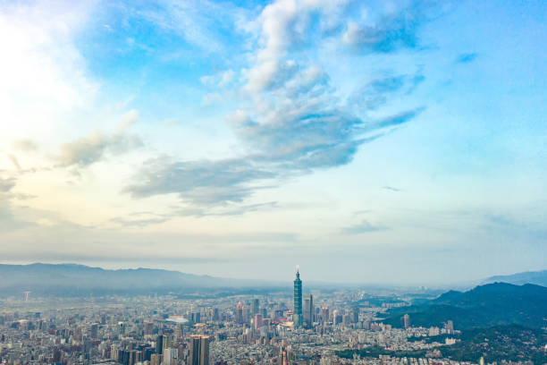 horizon de la ville de taipei dans le centre-ville de taipei, taïwan. - looking through window front view business looking at view photos et images de collection