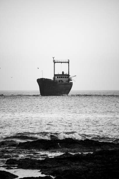 日没時の難破船 - cyprus paphos storm sea ストックフォトと画像