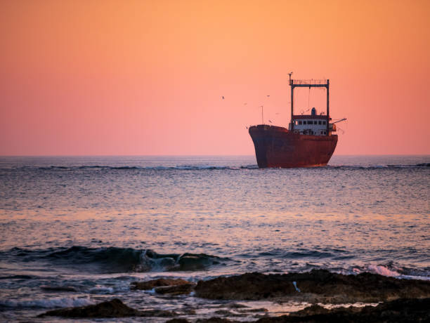 日没時の難破船 - cyprus paphos storm sea ストックフォトと画像