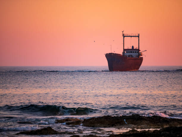 일몰에 난파선 - cyprus paphos storm sea 뉴스 사진 이미지