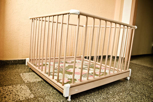 houten playpen - babybox stockfoto's en -beelden