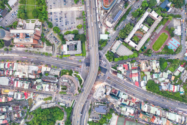 traffic circle aerial view - verkehrskonzept bild, gongguan verkehrskreis vogelauge nachtsicht verwenden sie die drohne in taipeh, taiwan. - upper view stock-fotos und bilder