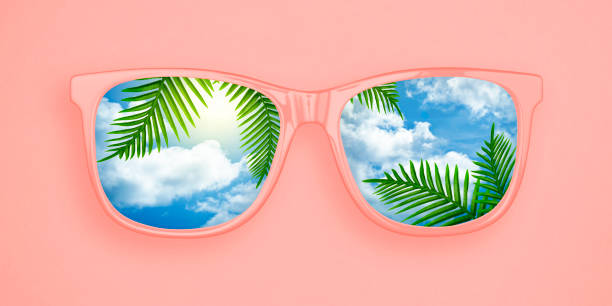 Flat lay sunglasses with reflection blue sky, cloud and tropical palm leafs on pastel pink, coral color background. Summer creative concept of sunglasses top view. Vacation and travel idea for your design. Minimal summer concept. gafas de sol planas con cielo azul reflejo, nubes y hojas de palma tropicales sobre color rosa pastel, fondo de color coral. concepto creativo de verano de gafas de sol vista superior. ideas de vacaciones y viajes para su diseño. concepto de verano mínim